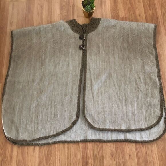 Shupaca Alpaca Two Button Cape Poncho Taupe One Size Beautiful! - Picture 4 of 9